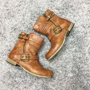 📦 Buckled Ankle Boots